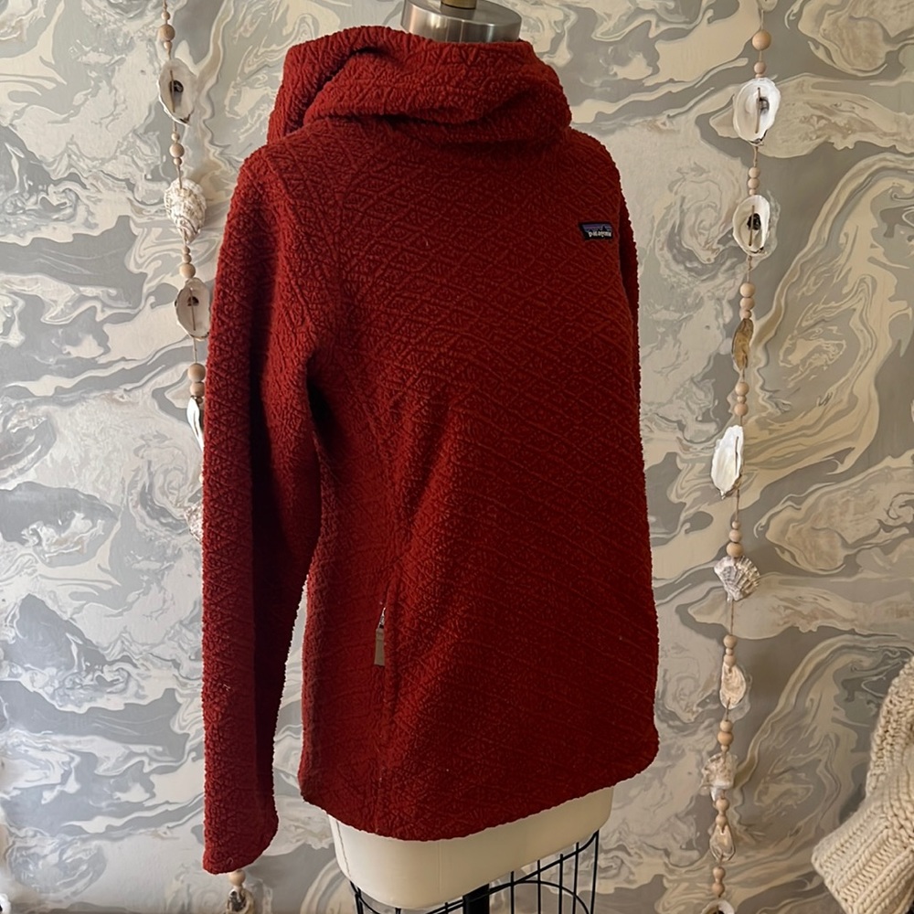 Patagonia fleece zippered pockets below the hip so flattering